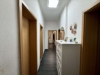 1.OG Flur - Gepflegtes Mehrfamilienhaus mit fünf Wohneinheiten und Garagen in OB-Osterfeld