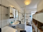 Badezimmer 2.OG - Gepflegtes Mehrfamilienhaus mit fünf Wohneinheiten und Garagen in OB-Osterfeld