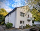 Außenansicht Front - 2,5-Zimmer-Wohnung mit Balkon, EBK und Garage in gepflegtem Haus mit großem Garten