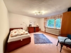 Schlafzimmer Souterrain - Einfamilienhaus mit Souterrainwohnung und Baugrundstück im Herzen von Oberhausen-Alstaden