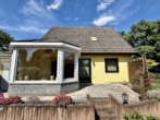 Rückansicht mit Wintergarten - Charmantes freistehendes Einfamilienhaus mit Wintergarten und großem Gartenparadies in ruhiger Lage