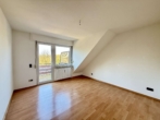 Schlafzimmer - Attraktive Dachgeschosswohnung mit großem Balkon, Garage & Blick ins Grüne
