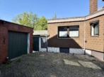 Garage und Weg zum Garten - Großzügige Doppelhaushälfte mit großem Garten und viel Gestaltungspotenzial in ruhiger Lage