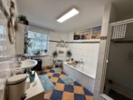 Badezimmer - Moderne 2,5-Zimmer-Erdgeschosswohnung mit eigenem Garten und hochwertiger Ausstattung
