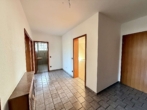 Flur - Attraktive Dachgeschosswohnung mit großem Balkon, Garage & Blick ins Grüne