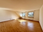 Wohnzimmer - Attraktive Dachgeschosswohnung mit großem Balkon, Garage & Blick ins Grüne