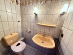 Gäste-WC - Attraktive Dachgeschosswohnung mit großem Balkon, Garage & Blick ins Grüne