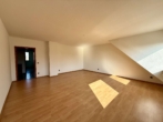 Wohnzimmer - Attraktive Dachgeschosswohnung mit großem Balkon, Garage & Blick ins Grüne