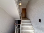 Treppenhaus - Attraktive Dachgeschosswohnung mit großem Balkon, Garage & Blick ins Grüne
