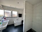 Tolle Penthouse Wohnung + 2 Garagen sucht neuen Eigentümer - Badezimmer